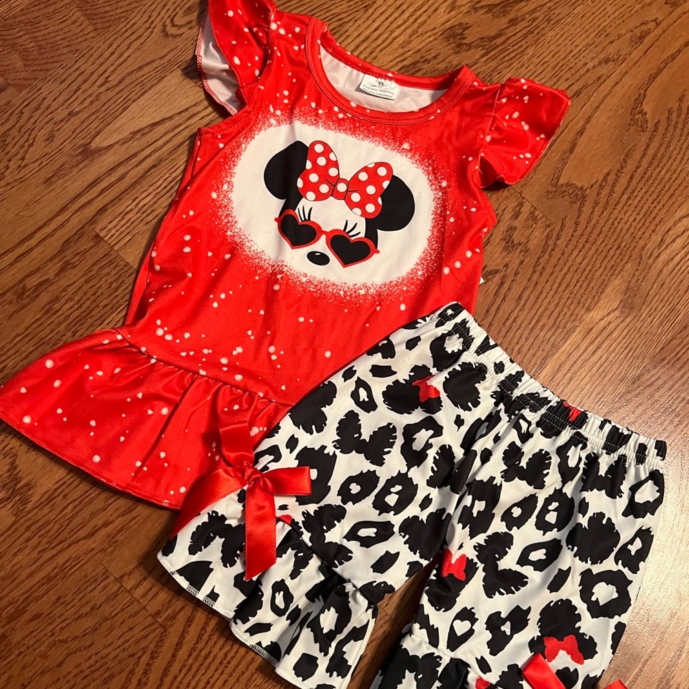 SOLD 🆕❤️RED MINNIE HEART SHADES❤️